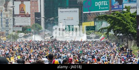 La Police nationale bolivarienne et de la Garde nationale, commencer à réprimer la marche de l'opposition. Le Bureau de l'unité démocratique (MUD) mobilise les manifestants Banque D'Images