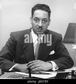 Thurgood Marshall, conseiller spécial de la National Association for the Advancement of Coloured People, New York, NY, 1952. Banque D'Images