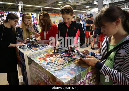 Nadarzyn, Pologne. 06Th Juin, 2017. Premier Comic Con de Varsovie héberge compositeur Jan Kaczmarek et acteurs Nadia Hilker, Melissa Ponzio, Carice van Houten, Hafpor Julius Björnsson et RJ Mitte. Ptak Varsovie Tomasz Szypula Expo chef invité prestige accueille sur scène. Des milliers de cosplay, et le rôle de la guerre des étoiles palying fans a frappé l'événement. Tournois de Jeux ont lieu dans plusieurs domaines. Credit : Jakob Ratz/Pacific Press/Alamy Live News Banque D'Images