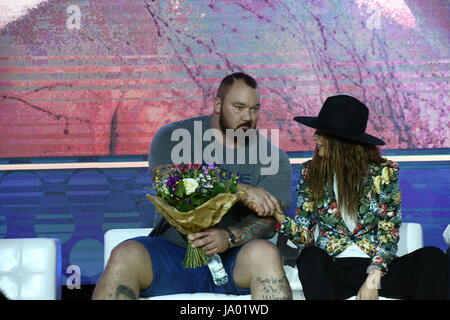 Nadarzyn, Pologne. 06Th Juin, 2017. Premier Comic Con de Varsovie héberge compositeur Jan Kaczmarek et acteurs Nadia Hilker, Melissa Ponzio, Carice van Houten, Hafpor Julius Björnsson et RJ Mitte. Ptak Varsovie Tomasz Szypula Expo chef invité prestige accueille sur scène. Des milliers de cosplay, et le rôle de la guerre des étoiles palying fans a frappé l'événement. Tournois de Jeux ont lieu dans plusieurs domaines. Credit : Jakob Ratz/Pacific Press/Alamy Live News Banque D'Images