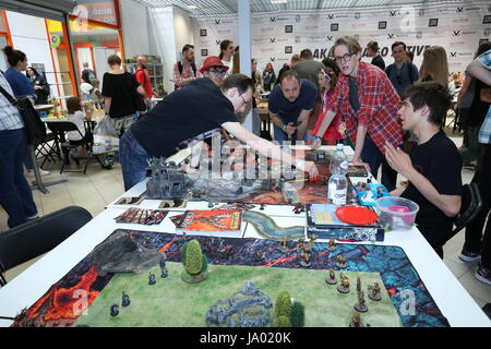 Nadarzyn, Pologne. 06Th Juin, 2017. Premier Comic Con de Varsovie héberge compositeur Jan Kaczmarek et acteurs Nadia Hilker, Melissa Ponzio, Carice van Houten, Hafpor Julius Björnsson et RJ Mitte. Ptak Varsovie Tomasz Szypula Expo chef invité prestige accueille sur scène. Des milliers de cosplay, et le rôle de la guerre des étoiles palying fans a frappé l'événement. Tournois de Jeux ont lieu dans plusieurs domaines. Credit : Jakob Ratz/Pacific Press/Alamy Live News Banque D'Images