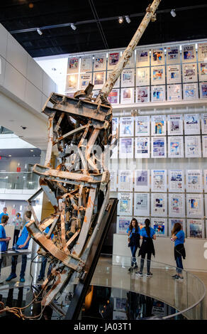 Antenne de la haut de World Trade Center après le 11 septembre 2001 attaque avec manchettes de journaux derrière elle, Musée Newseum, Pennsylvania Avenue, Washington D.C. Banque D'Images