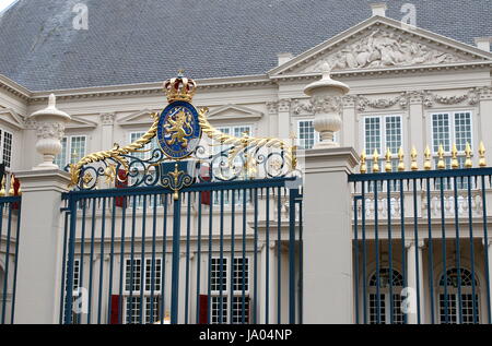 Porte du Palais Noordeinde, le centre de La Haye (Den Haag), Pays-Bas. Depuis 2013 'palace' pour roi néerlandais Willem-Alexander Banque D'Images