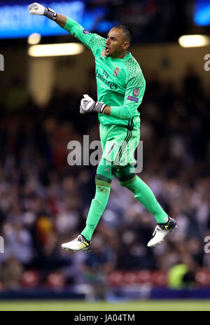 Real Madrid gardien Keylor Navas célèbre après que son coéquipier du Real Madrid Cristiano Ronaldo (pas en photo) du côté marque son premier but du jeu lors de la finale de la Ligue des champions au Stade National, Cardiff. Banque D'Images