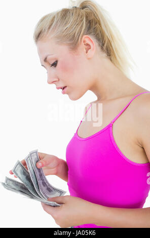 Jeune femme compter les billets américains sur fond blanc Banque D'Images
