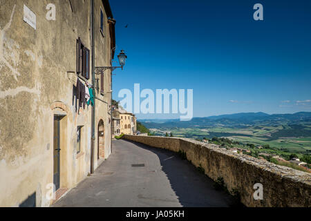VOLTERRA, TOSCANE - Mai 21, 2017 - Le long des murs le point de vue de la vallée de Cecina Banque D'Images