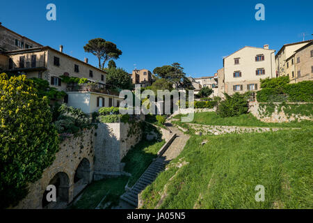 VOLTERRA, TOSCANE - Mai 21, 2017 - La porte et la source de San Felice avec l'escalier Banque D'Images