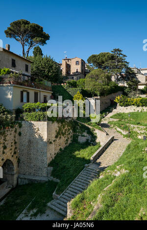 VOLTERRA, TOSCANE - Mai 21, 2017 - La porte et la source de San Felice avec l'escalier Banque D'Images