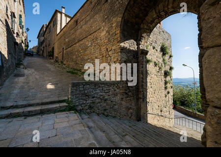 VOLTERRA, TOSCANE - Mai 21, 2017 - La porte et la source de San Felice avec l'escalier Banque D'Images