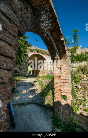 VOLTERRA, TOSCANE - Mai 21, 2017 - La porte et la source de San Felice avec l'escalier Banque D'Images