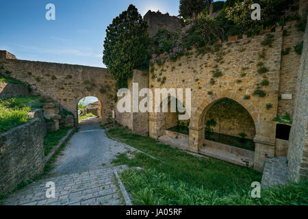 VOLTERRA, TOSCANE - Mai 21, 2017 - La porte et la source de San Felice avec l'escalier Banque D'Images