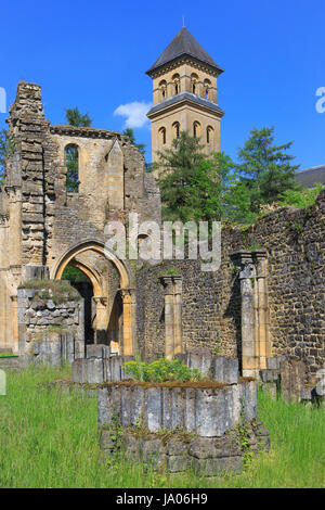 Le clocher de l'Église d'Orval (1948) au milieu du 12ème siècle, ruines de l'ancienne cathédrale d'Abbaye d'Orval à Villers-devant-Orval, en Belgique Banque D'Images