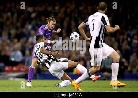 Real Madrid's Gareth Bale (à gauche) en action lors de la finale de la Ligue des champions au Stade National, Cardiff. Banque D'Images