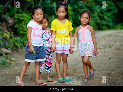 Quatre petites filles dans le village désert. Palawan, Philippines, Asie 3, 4, 5, 6, 7, ans, ans, Banque D'Images