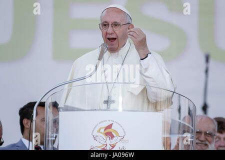 Rome, Italie. 06Th Juin, 2017. Le pape François livre son message lors d'une vigile de la Pentecôte, la prière à l'occasion de Jubilé, à l'Circus Maximus à Rome, Italie le 03 juin, 2017. Credit : Giuseppe Ciccia/Pacific Press/Alamy Live News Banque D'Images