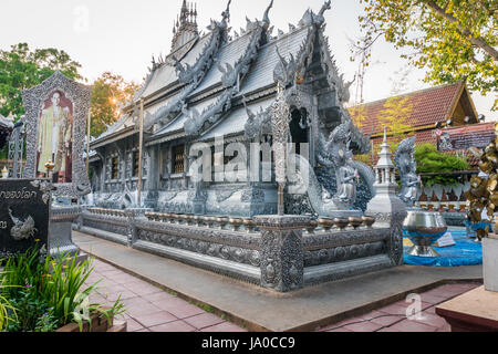 CHIANG MAI, THAÏLANDE - 5 mars 2017 : beau temple (Wat Sri Suphan). Le premier temple au monde qui bâtit la chapelle de silver metal carv Banque D'Images