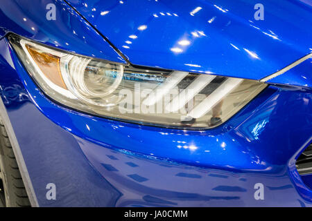 Gros plan d'un phare de voiture moderne Banque D'Images