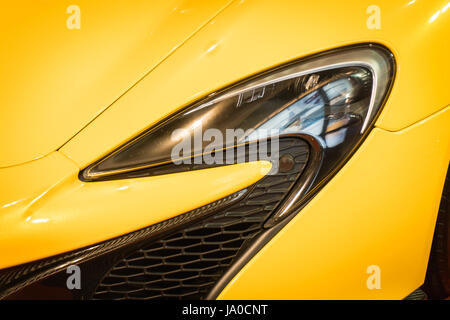 Gros plan d'un phare de voiture moderne Banque D'Images