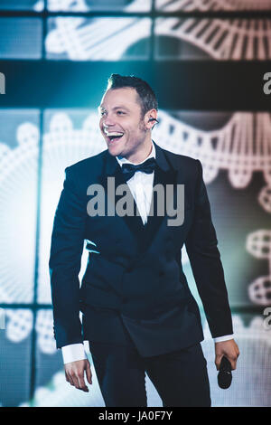 20 juin 2015 : Tiziano Ferro en live sur la scène du Stade Olympique de Turin pour son premier 'Lo Stadio' European Tour 2015 concert Photo : Cronos/Alessandro Bosio Banque D'Images