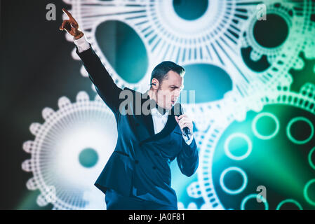 20 juin 2015 : Tiziano Ferro en live sur la scène du Stade Olympique de Turin pour son premier 'Lo Stadio' European Tour 2015 concert Photo : Cronos/Alessandro Bosio Banque D'Images