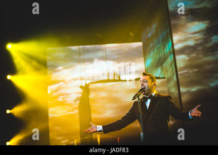 20 juin 2015 : Tiziano Ferro en live sur la scène du Stade Olympique de Turin pour son premier 'Lo Stadio' European Tour 2015 concert Photo : Cronos/Alessandro Bosio Banque D'Images