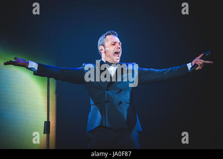 20 juin 2015 : Tiziano Ferro en live sur la scène du Stade Olympique de Turin pour son premier 'Lo Stadio' European Tour 2015 concert Photo : Cronos/Alessandro Bosio Banque D'Images