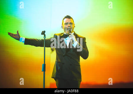 20 juin 2015 : Tiziano Ferro en live sur la scène du Stade Olympique de Turin pour son premier 'Lo Stadio' European Tour 2015 concert Photo : Cronos/Alessandro Bosio Banque D'Images