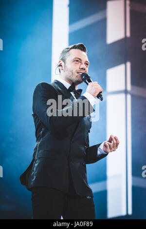 20 juin 2015 : Tiziano Ferro en live sur la scène du Stade Olympique de Turin pour son premier 'Lo Stadio' European Tour 2015 concert Photo : Cronos/Alessandro Bosio Banque D'Images