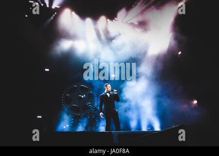 20 juin 2015 : Tiziano Ferro en live sur la scène du Stade Olympique de Turin pour son premier 'Lo Stadio' European Tour 2015 concert Photo : Cronos/Alessandro Bosio Banque D'Images