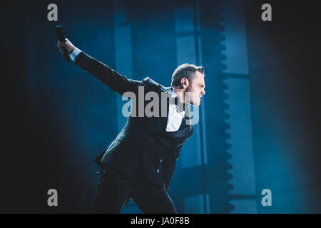 20 juin 2015 : Tiziano Ferro en live sur la scène du Stade Olympique de Turin pour son premier 'Lo Stadio' European Tour 2015 concert Photo : Cronos/Alessandro Bosio Banque D'Images