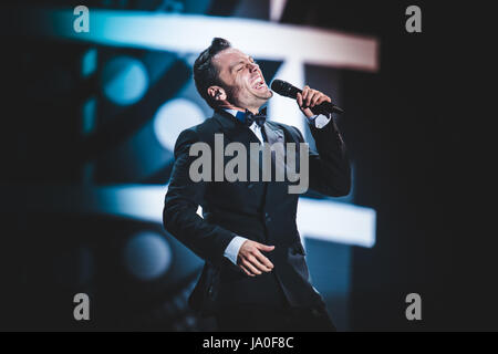 20 juin 2015 : Tiziano Ferro en live sur la scène du Stade Olympique de Turin pour son premier 'Lo Stadio' European Tour 2015 concert Photo : Cronos/Alessandro Bosio Banque D'Images