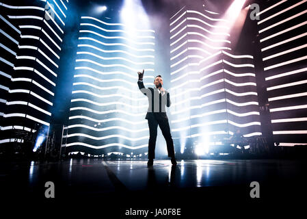 20 juin 2015 : Tiziano Ferro en live sur la scène du Stade Olympique de Turin pour son premier 'Lo Stadio' European Tour 2015 concert Photo : Cronos/Alessandro Bosio Banque D'Images