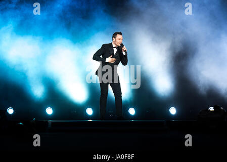 20 juin 2015 : Tiziano Ferro en live sur la scène du Stade Olympique de Turin pour son premier 'Lo Stadio' European Tour 2015 concert Photo : Cronos/Alessandro Bosio Banque D'Images