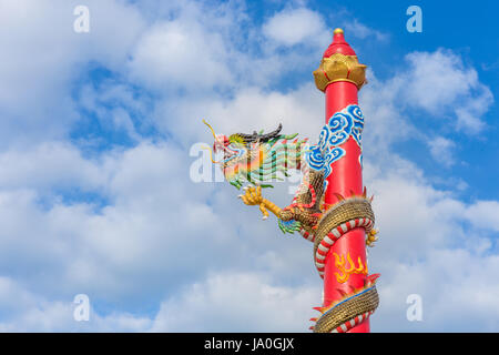 Golden dragon statue sur perche, Thaïlande, Dragon en bonne place dans la belle sur fond de ciel bleu Banque D'Images