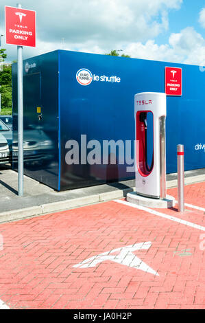 Voiture électrique point de recharge pour voitures électriques Tesla à la British terminal Eurotunnel. Montrant le nom et le logo de Tesla. Banque D'Images