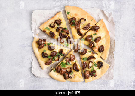 Tranches de pizza aux champignons et fromage sur un fond clair, vue du dessus, Close up Banque D'Images