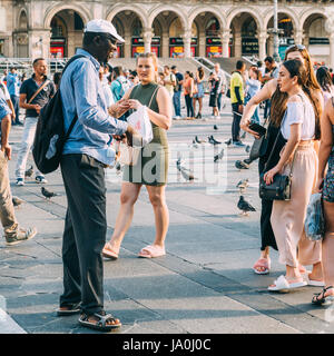 Italie,Milan,immigrants africains "vendre" les bracelets - pousseurs agressif Banque D'Images