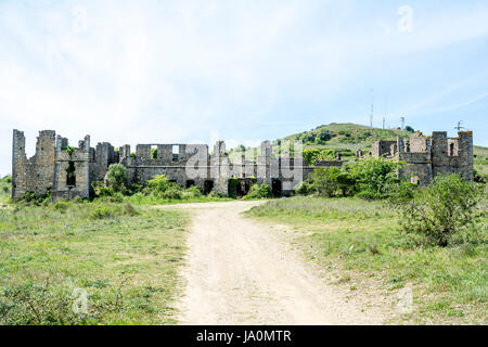 À la recherche autour de série. Ruines du château médiéval Banque D'Images