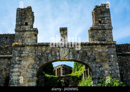 À la recherche autour de série. Ruines du château médiéval Banque D'Images