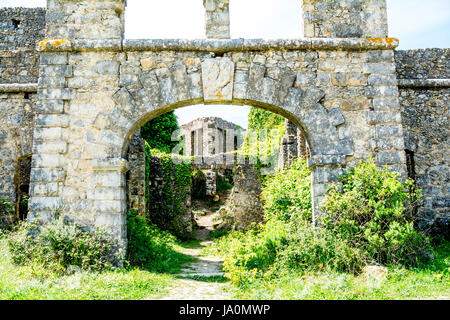 À la recherche autour de série. Ruines du château médiéval Banque D'Images