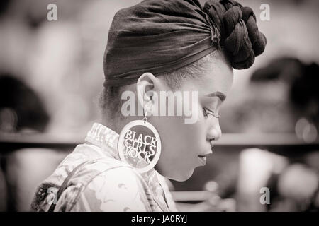 Photo de Black lady prises sur la beauté et coiffure Afro show à Londres au Royaume-Uni. Banque D'Images