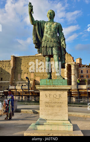 Statue de Marcus Caesari di Nerva avec Forum d'Auguste en arrière-plan, Rome, Italie, Rome, Italie Banque D'Images