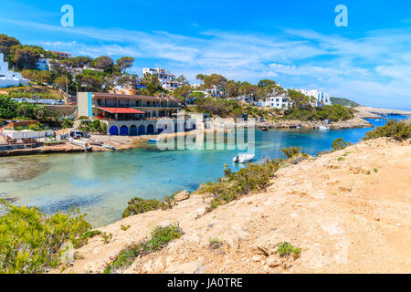 Vue sur petit port dans la baie de Cala Portinatx, Ibiza island, Espagne Banque D'Images