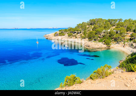 Vue sur belle plage de Cala Salada, célèbre pour ses eaux cristallines de la mer d'azur, l'eau de l'île d'Ibiza, Espagne Banque D'Images