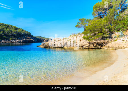 Vue sur belle plage de Cala Salada, célèbre pour ses eaux cristallines de la mer d'azur, l'eau de l'île d'Ibiza, Espagne Banque D'Images