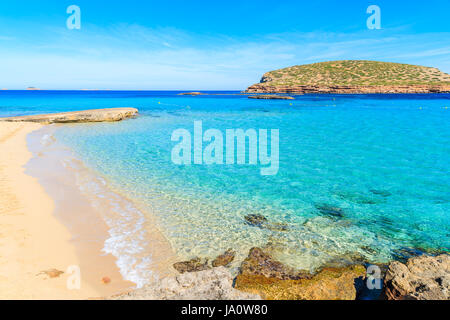 Les vagues de la mer sur la magnifique plage de Cala Comte célèbre pour son azur clair comme de l'eau de mer peu profonde, l'île d'Ibiza, Espagne Banque D'Images