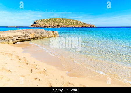 Belle plage de Cala Comte plage avec l'eau de mer turquoise, l'île d'Ibiza, Espagne Banque D'Images