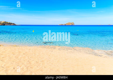 Belle plage de Cala Comte plage avec l'eau de mer bleu azur, l'île d'Ibiza, Espagne Banque D'Images