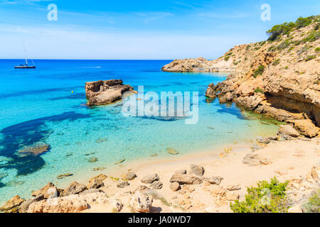 Vue sur la baie de Cala Tarida avec rochers dans l'eau de mer turquoise, l'île d'Ibiza, Espagne Banque D'Images