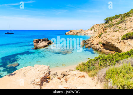 Vue sur la baie de Cala Tarida avec rochers dans l'eau de mer turquoise, l'île d'Ibiza, Espagne Banque D'Images